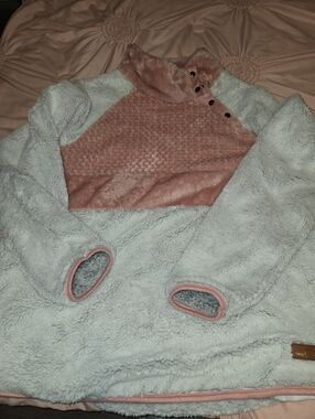 Simply Southern Plush Sherpa Top in Light Gray with Dusty Pink Trim Large